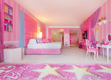 Duerme en la habitación de Barbie