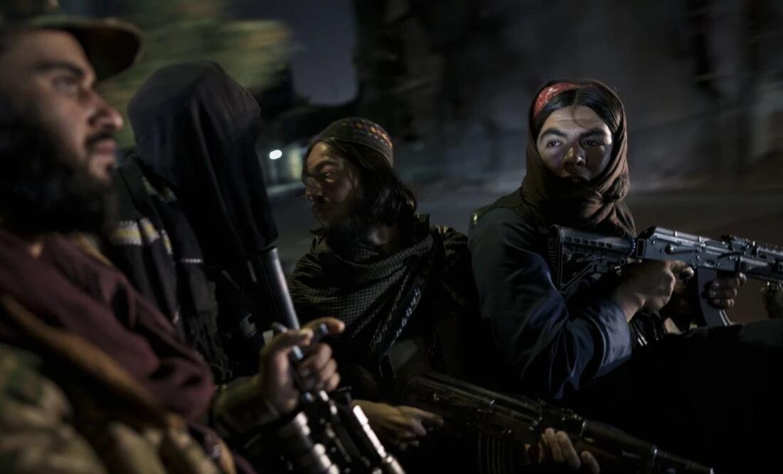 En esta imagen de archivo, combatientes talibanes durante una patrulla nocturna en Kabul, Afganistán, el 12 de septiembre de 2021. Foto: AP