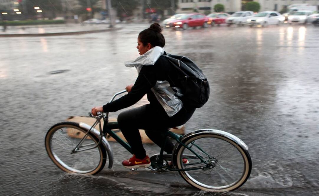 Las lluvias registradas en diversas partes de la ciudad han dejado diversos encharcamientos e inundaciones. (Foto: El Universal / Juan Boites)