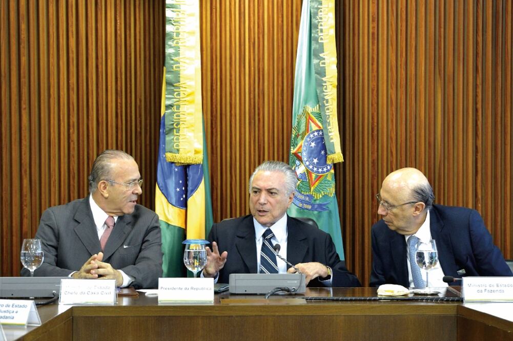 El presidente en funciones de Brasil, Michel Temer (centro), coordina la primera reunión con su gabinete en el Palacio de Planalto, en Brasilia (XINHUA)