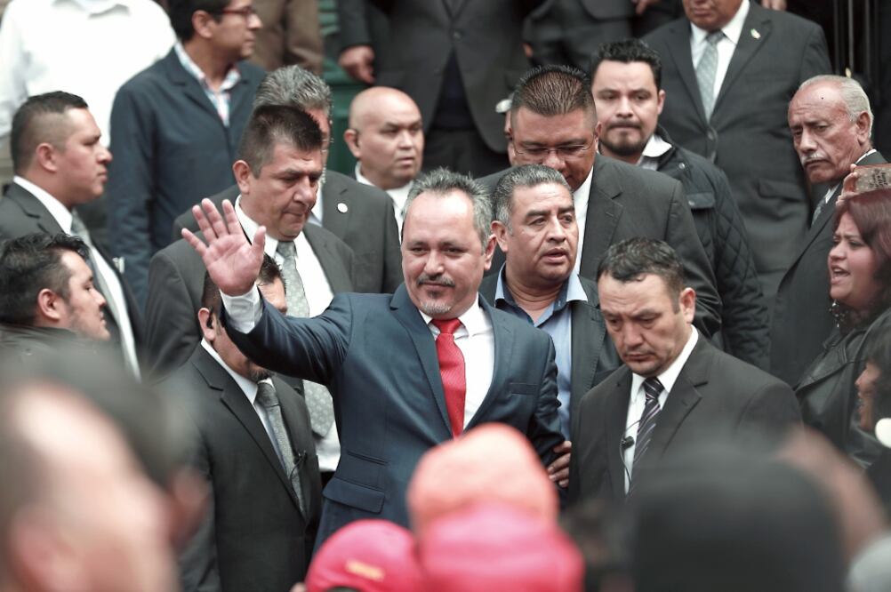 El jefe delegacional de Tláhuac Rigoberto Salgado acudió a una audiencia a la Asamblea Legislativa, donde entregó un paquete de pruebas a su favor y al salir reiteró que no tiene vínculo alguno con grupos delictivos (ALEJANDRA LEYVA. EL UNIVERSAL)