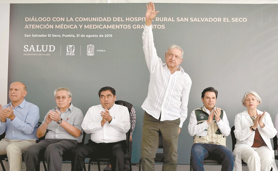 El presidente Andrés Manuel López Obrador reiteró que la administración de Miguel Barbosa (tercero de izq. a der.) como mandatario de Puebla tiene todo el apoyo del gobierno federal. Foto: PRESIDENCIA