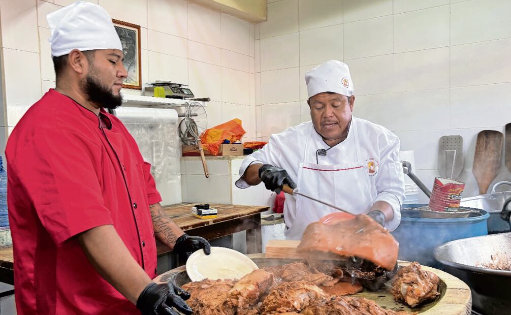 Tras casi cuatro horas de cocinar la carne en manteca, el manjar es sazonado con sal de grano. Foto: Carlos Arrieta / EL UNIVERSAL