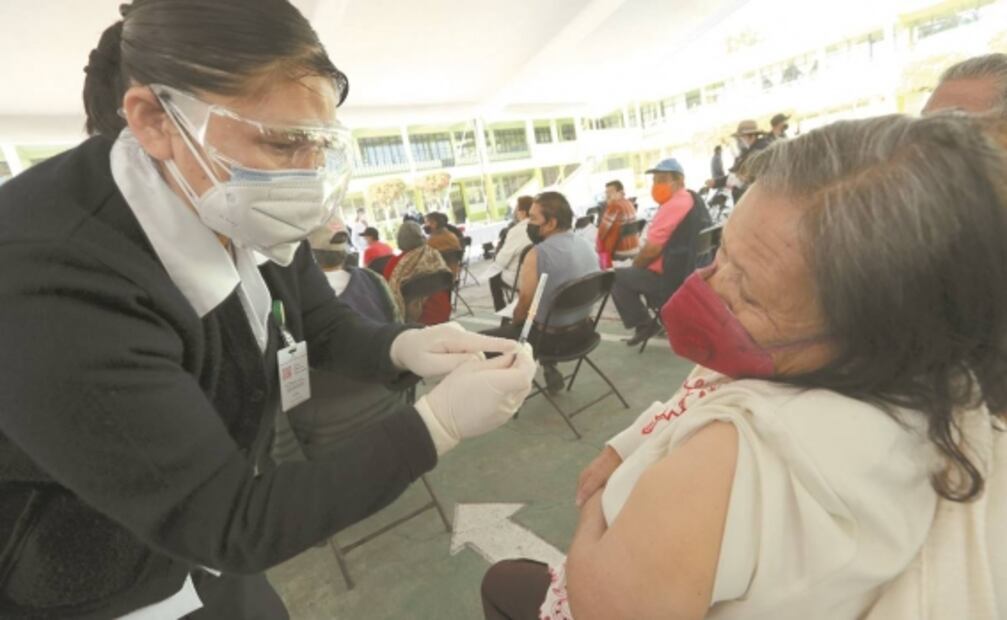 Endurecen protocolo de vacunación, tras jeringa vacía