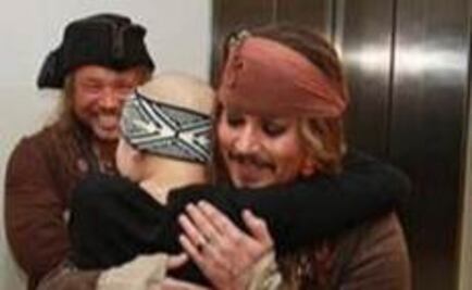 Johnny Depp sorprende a niños con disfraz de Jack Sparrow