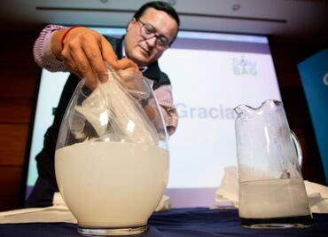 Chilenos fabrican bolsas de plástico que se disuelven en agua y no contaminan