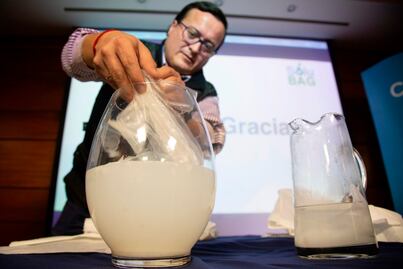 Chilenos fabrican bolsas de plástico que se disuelven en agua y no contaminan