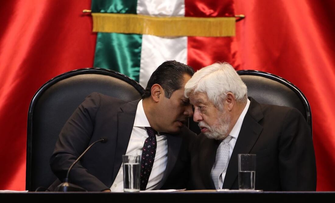 Sergio Gutiérrez Luna y Jaime Maussan en Segunda Audiencia OVNI que se realiza este martes 7 de noviembre en San Lázaro. / Foto: Berenice Fregoso/EL UNIVERSAL.