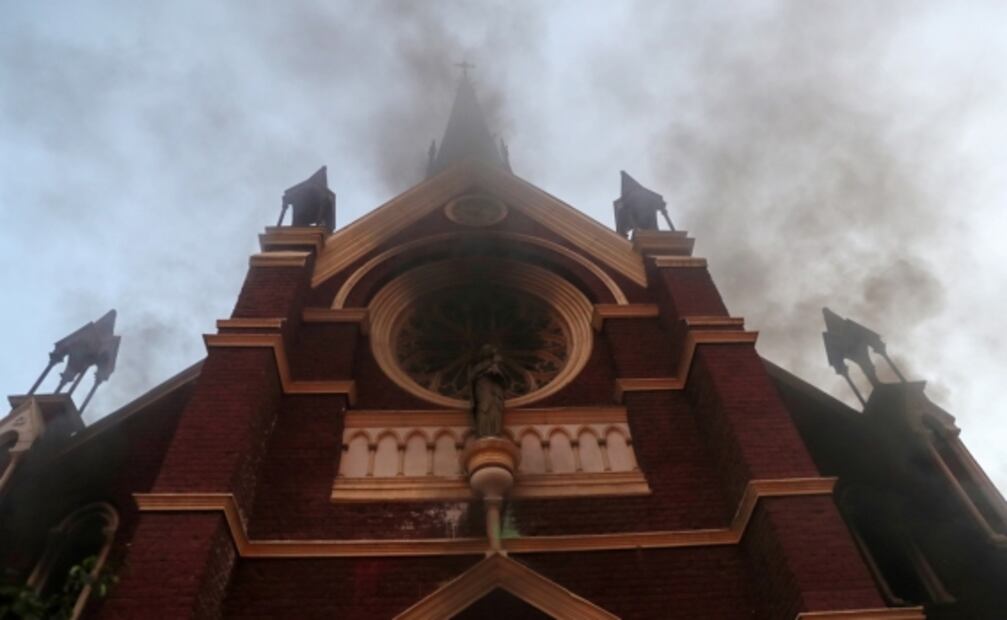 Manifestantes incendian iglesia de policía de Chile en primera protesta de 2020