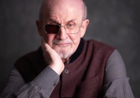 “Es un momento muy oscuro en la vida pública estadounidense”: Salman Rushdie