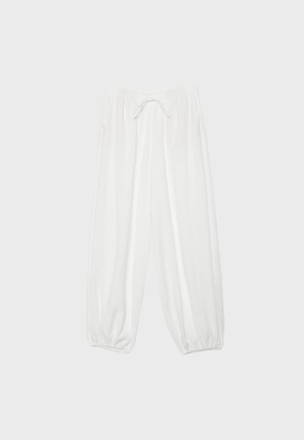 Pantalón bombacho blanco con cintura elástica ajustable. Foto: Cortesía Stradivarius
