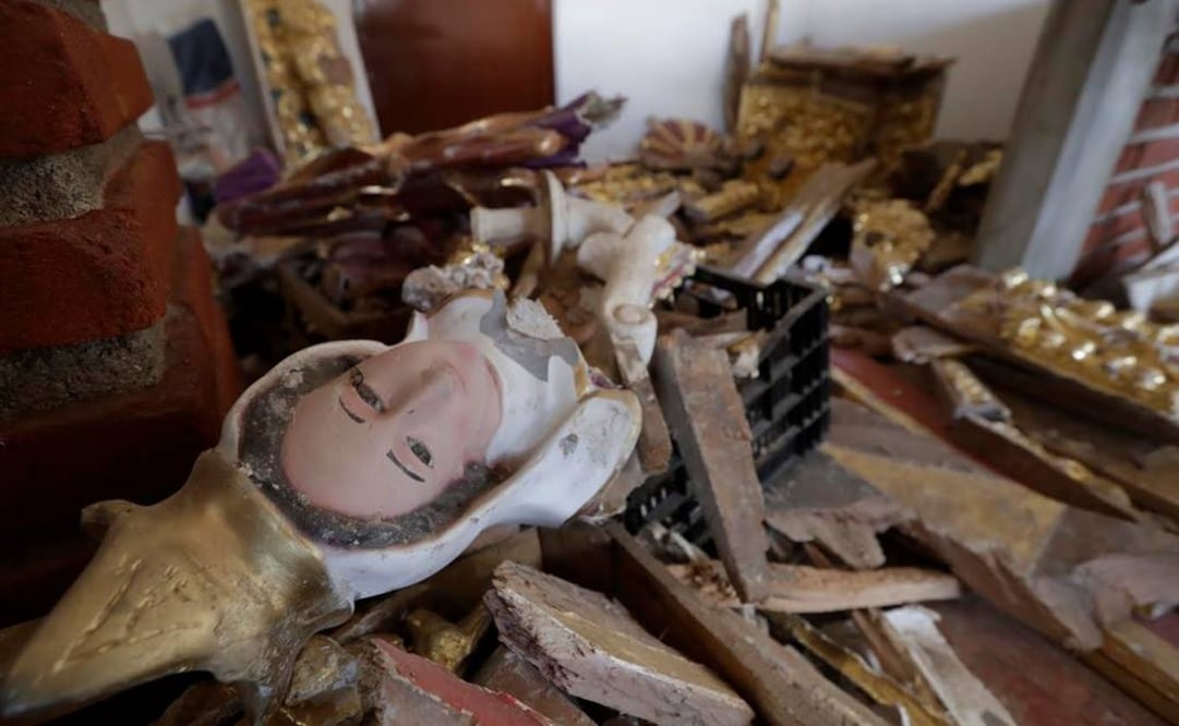 El sismo del 19 de septiembre de 2017 ocasionó la caída de la capilla de Santa María Ocuilán, Estado de México, y la destrucción de su retablo salomónico. FOTO: Luis Cortés/ EL UNIVERSAL.