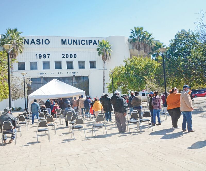 Las condiciones de suministro eléctrico permitiero n que ayer se llevara a cabo la vacunación de adultos mayores en Linares, Nuevo León. Foto: EMILIO VÁSQUEZ. EL UNIVERSAL
