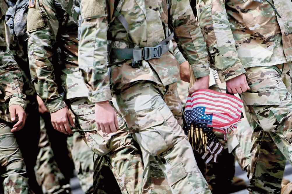 La demanda había sido presentada por seis miembros en activo y dos personas que querían alistarse, alegando que esa orden violaba sus derechos constitucionales. Foto: AFP/Archivo