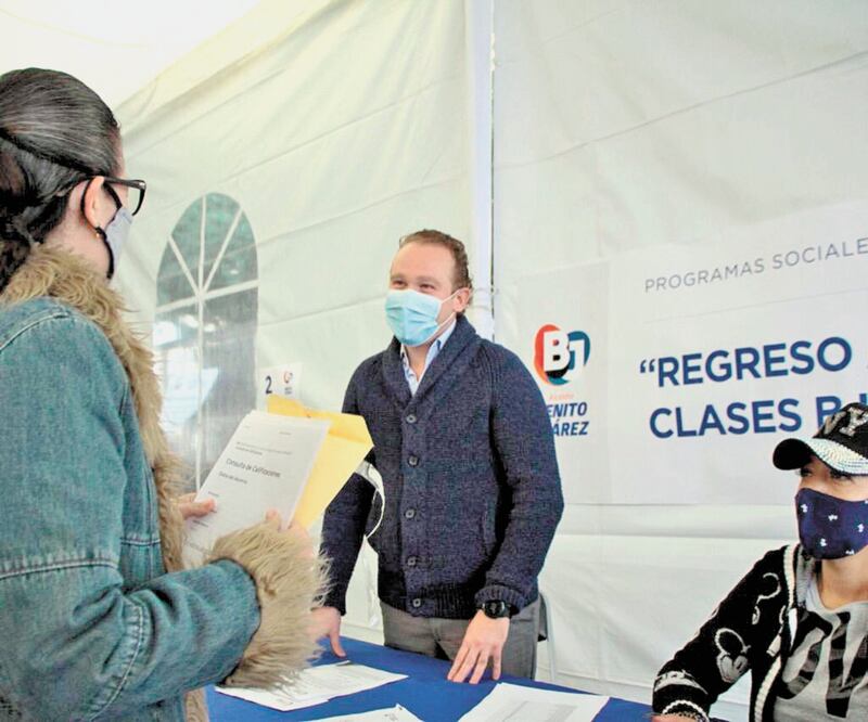 Santiago Taboada hizo entrega de mil 500 apoyos de 2 mil pesos para que menores de primaria y secundaria sigan estudiando. ESPECIAL