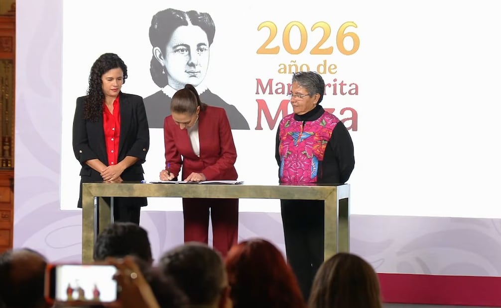 La presidenta Claudia Sheinbaum firmó este martes en Palacio Nacional un decreto para fortalecer la transparencia en el Gobierno federal. Foto: Captura