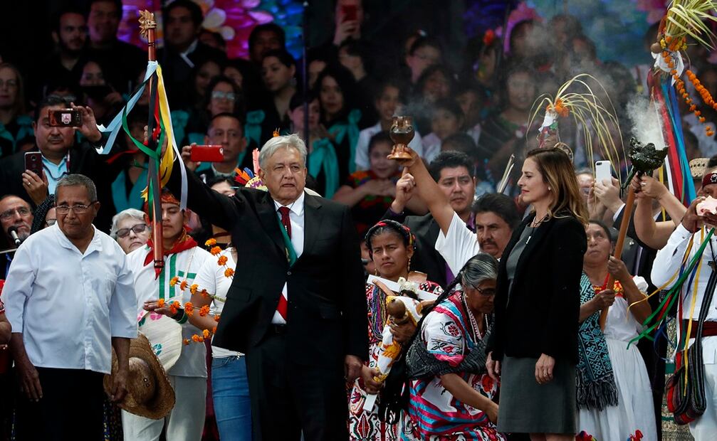 AMLO con su bastón de mando. Foto: Moisés Castillo AP