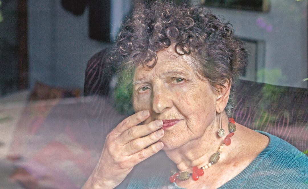 La escritora asegura que intentará seguir escribiendo porque no quiere descuidar su literatura. (ARCHIVO EL UNIVERSAL)