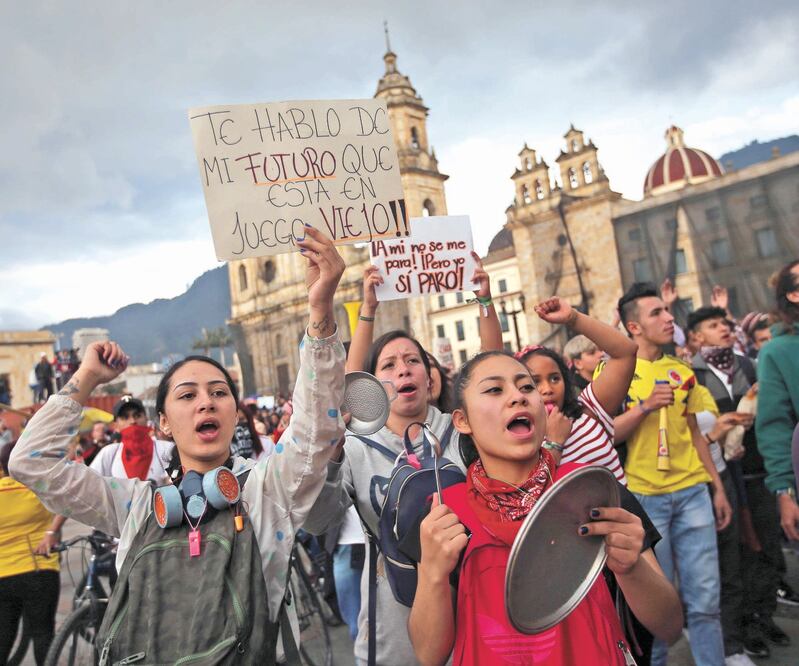 Decenas de colombianos salieron a protestar en la Plaza de Bolívar mientras continúa la huelga nacional, en Bogotá, Colombia. Foto/LUISA GONZÁLEZ. REUTERS