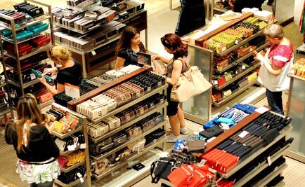 Confianza del consumidor en EU cae a su menor nivel