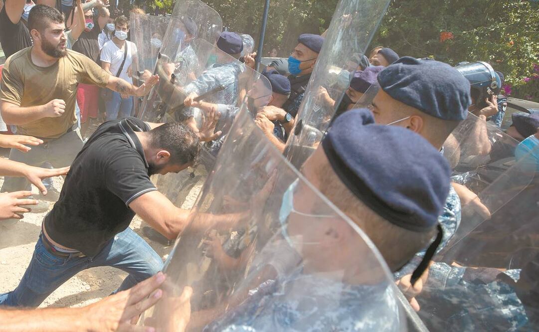 Agentes se enfrentaron ayer contra manifestantes en Beirut. Foto:  HASSAN AMMAR. AP