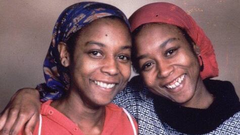 El caso de las gemelas que un día dejaron de hablar y terminaron en un hospital psiquiátrico de alta seguridad