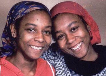 El caso de las gemelas que un día dejaron de hablar y terminaron en un hospital psiquiátrico de alta seguridad