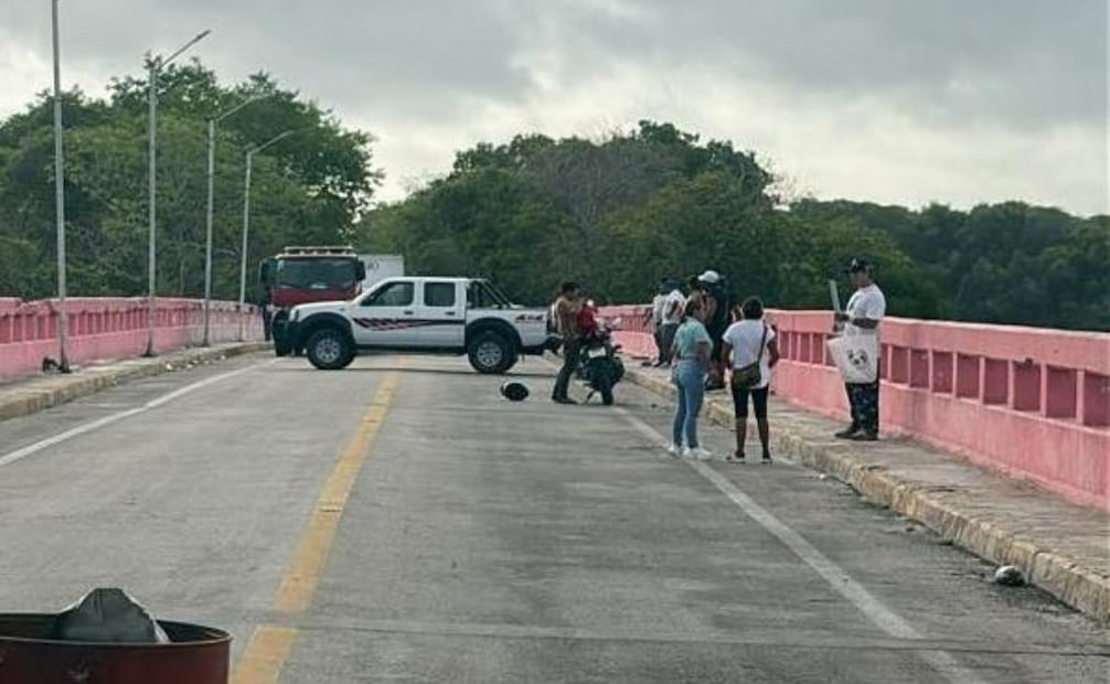 Habitantes bloquean acceso a Celestún, Yucatán; exigen reparar carretera peligrosa.
Foto: Especial.