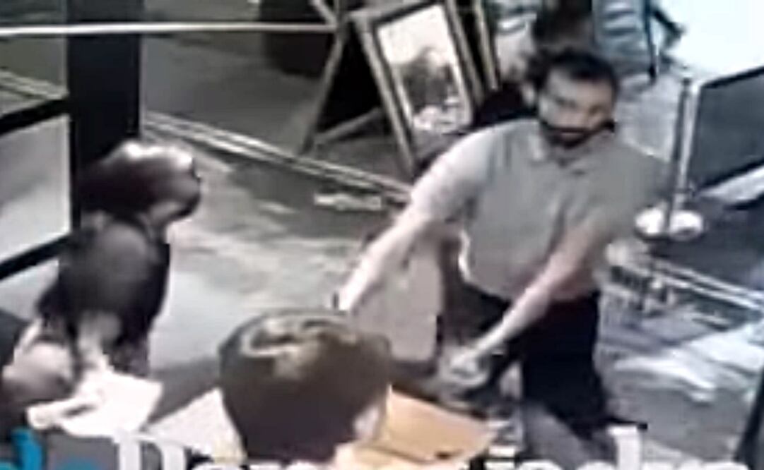 Momento en que los empleados del bar se apresuran a cerrar (Foto tomada del video)