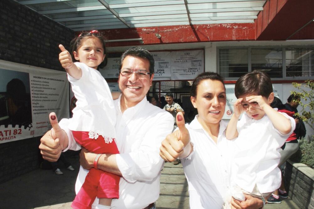 Marco Antonio Mena, candidato de la coalición integrada por PRI, Verde Ecologista, Panal y Partido Socialista, acudió a votar acompañado por su familia (J. GUADALUPE PÉREZ)