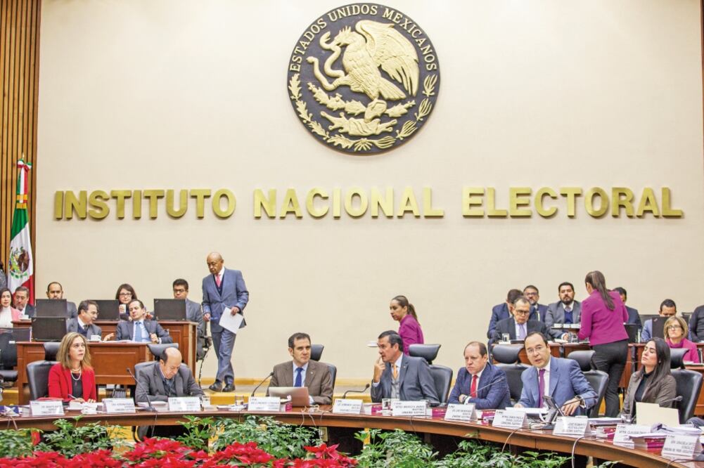 Especialistas señalan que los ciudadanos no se sienten representados por qu ie n es integran el INE ni por las decisiones que toma el Tribunal Electoral. (ARCHIVO EL UNIVERSAL)