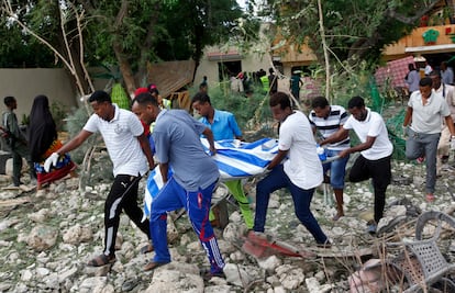 Mueren 18 personas durante ataque a restaurantes en Somalia