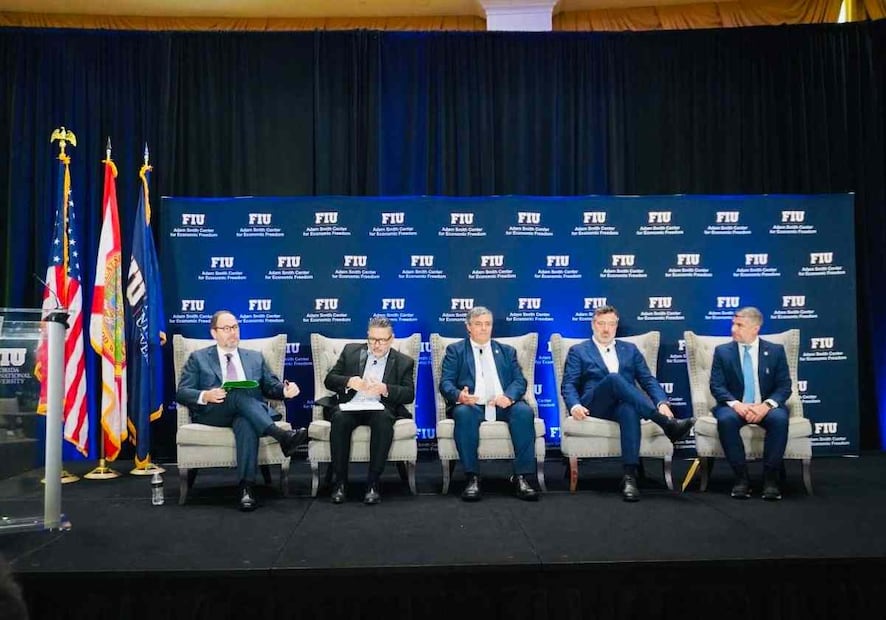 En el panel participaron Sebastián Sichel Ramírez, alcalde de Ñuñoa, Chile; Gustavo Adolfo Menéndez, alcalde de Merlo, Argentina; y Javier Antonio Carballal, edil de Punta del Este, Uruguay. Foto: Especial