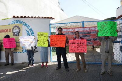 Profesores jubilados bloquean calles en Oaxaca