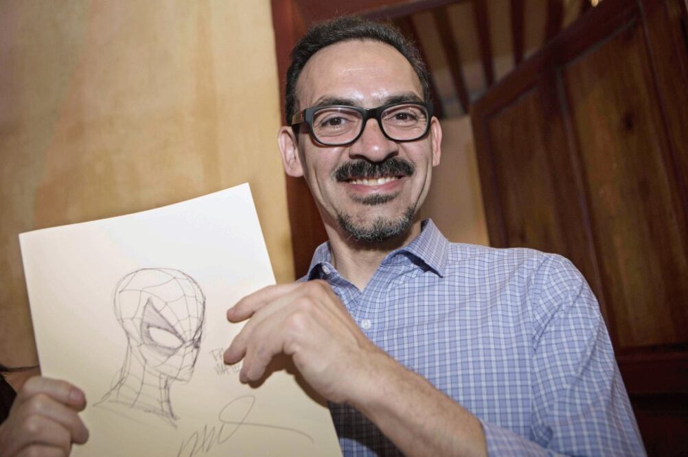El ilustrador del cómic del hombre arácnido ahora es uno de los organizadores de la convención. (DEMIÁN CHÁVEZ. EL UNIVERSAL)