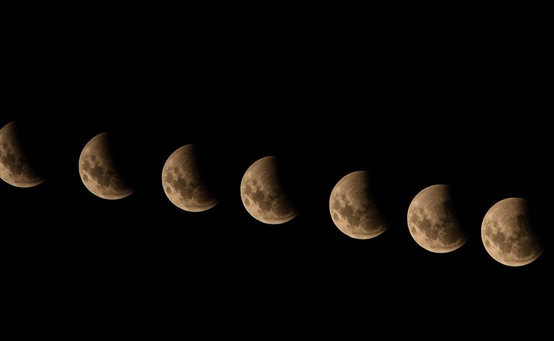 Exposición múltiple de un eclipse lunar tomado desde el Ángel de la Independencia.
Foto: Germán Espinosa, El Universal.