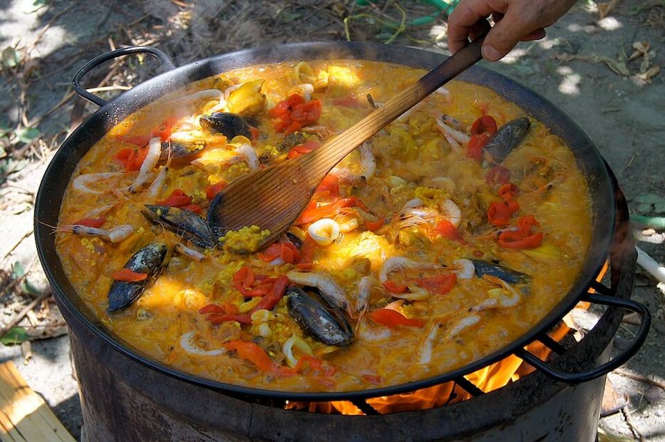 En este truco, la cuchara de madera debe cubrir el diámetro de la olla. Foto: Wikimedia Commons