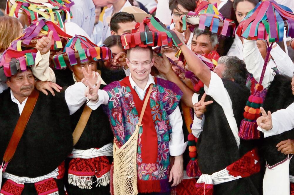 Ricardo Anaya se vistió con la ropa típica de esta zona de Chiapas, donde expresó que desde 1994 el gobierno federal “no ha tenido la capacidad” de ofrecer progreso y bienestar a los pueblos originarios del país (ARIEL OJEDA. EL UNIVERSAL)