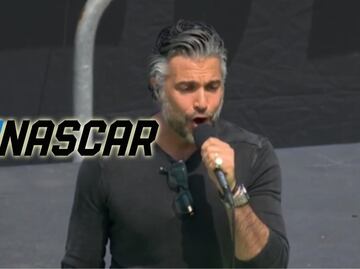 Jaime Camil se olvida de México; entona himno de Estados Unidos en carrera de la NASCAR