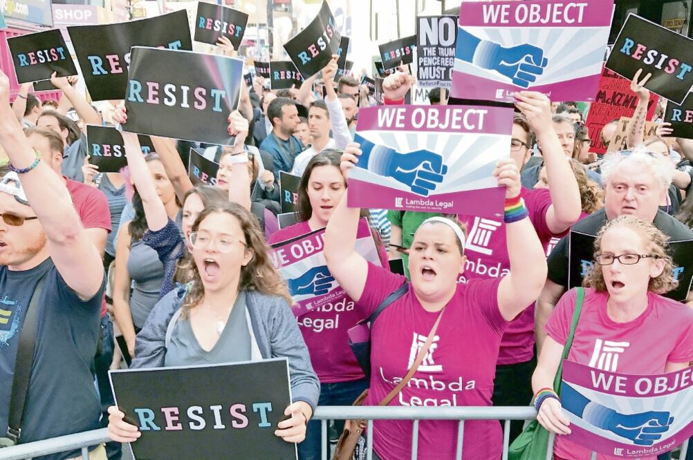 Un grupo de personas se manifiesta contra la política del presidente Donald Trump de prohibir a las personas transgénero alistarse en el ejército de EU (ARCHIVO. REUTERS)
