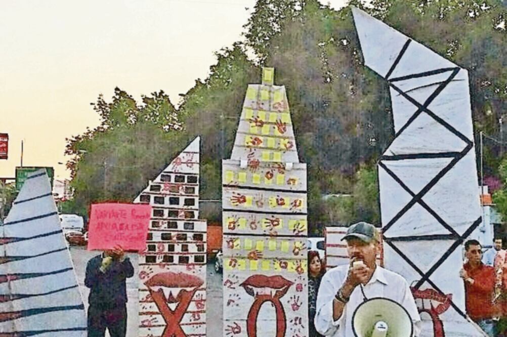 El martes colonos inconformes con el megaproyecto cerraron un tramo de avenida Universidad para exigir la clausura de la torre (ARCHIVO EL UNIVERSAL)