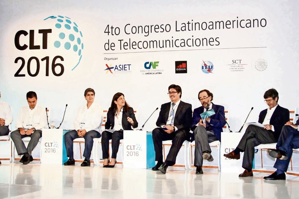 El titular de la Profeco, Ernesto Nemer (tercero de izquierda a derecha), durante su participación en una de las mesas de trabajo del Congreso Latinoamericano de Telecomunicaciones 2016 (CORTESÍA PROFECO)
