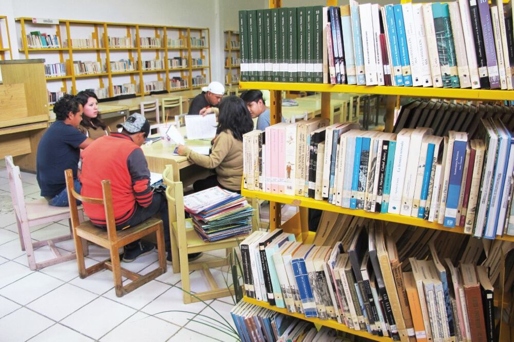 La biblioteca Juventino Rosas abre de lunes a viernes de 08:30 a 20:30 horas, mientras que sábados y domingos de 09:00 a 20:00 horas; en promedio reciben de 25 a 30 usuarios por día, afirman encargados. (ARIEL OJEDA. EL UNIVERSAL)