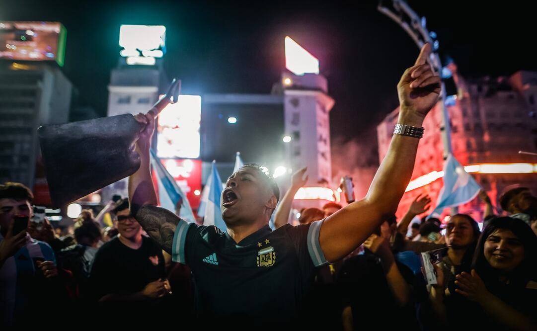 Simpatizantes del presidente electo de Argentina, Javier Milei, celebran en las calles tras conocer los resultados que le dieron como ganador del balotaje tras la jornada electoral de segunda vuelta, hoy, en Buenos Aires. Foto: EFE