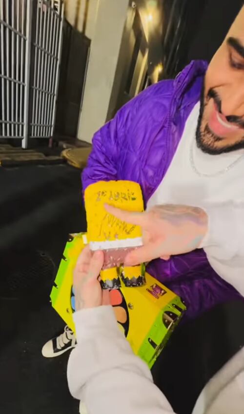 Tekashi 6ix9ine presume emocionado autógrafo de Maduro, el cantante estaba preso en el Centro de Detención Metropolitano (MDC) de Brooklyn, Nueva York. Ahí se encuentra el expresidente de Venezuela, capturado por fuerzas estadounidenses el 3 de enero de 2026 en Venezuela y trasladado a Estados Unidos.