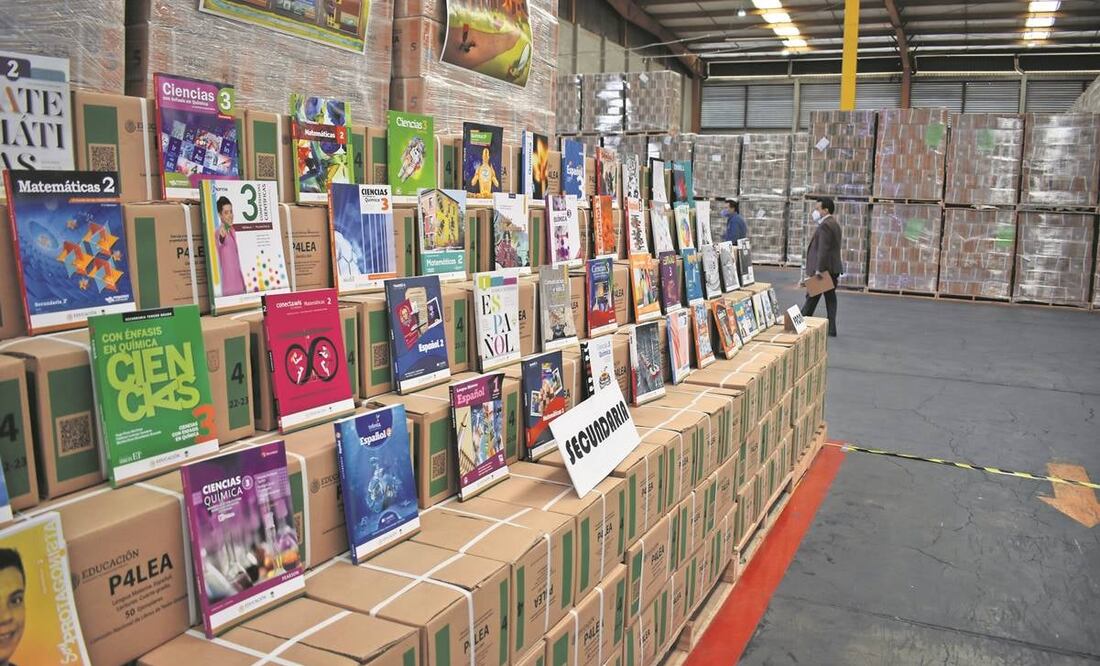 Como cada año, en julio llegan al almacén de Conaliteg, los libros de texto que se distribuyen en todo el país. Fotos. Jorge Iván Garduño/Caniem