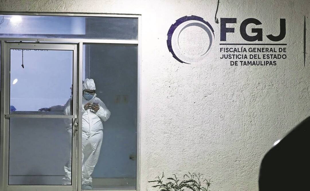 Peritos del Semefo de la Fiscalía General de Justicia de Tamaulipas realizan diversos estudios para esclarecer el caso.