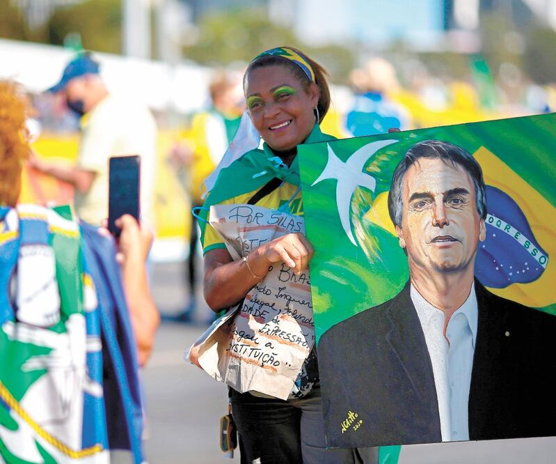 Una seguidora del mandatario brasileño, Jair Bolsonaro, el domingo pasado durante una manifestación en Brasilia. SERGIO LIMA. AFP