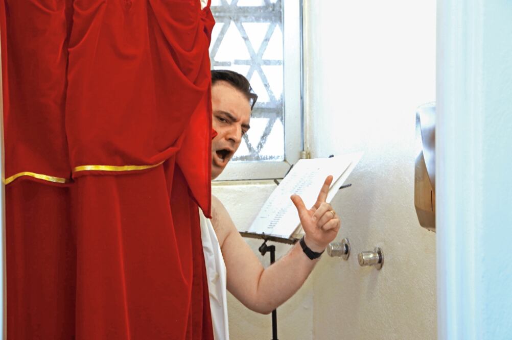 Helguera trabaja con escultura, fotografía, diseño y arte social; sus obras hablan de historia, pedagogía, sociolingüística, etnografía y memoria. (FOTO: CIUDADANOSMX)