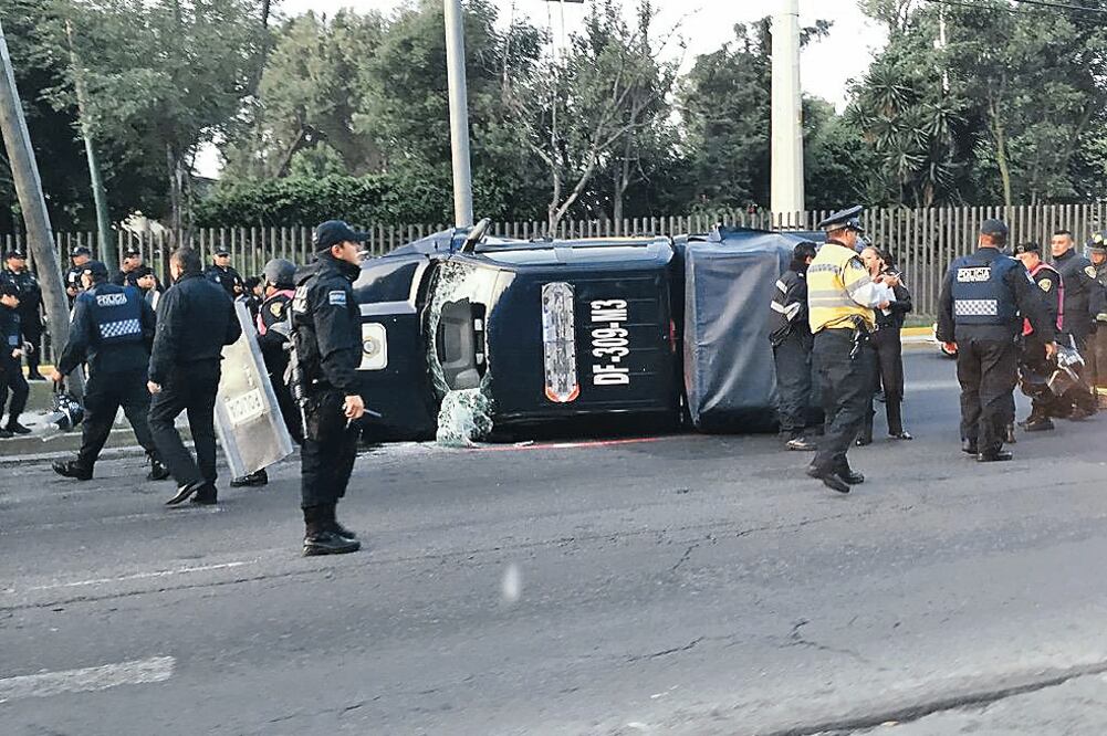 Por varias horas los cuatro carriles de la avenida Constituyentes se cerró a la vialidad, por lo que había una fila de automovilistas de varios kilómetros esperando a que se reanudara la circulación. (ESPECIAL)